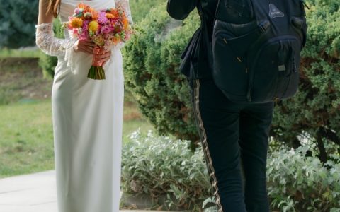 摄影师给新娘拍婚纱照图片