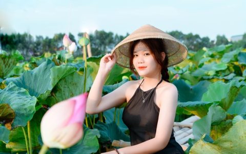 性感黑色肚兜美女夏日荷塘艺术照图片
