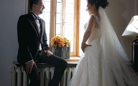 欧美情侣室内婚纱照图片