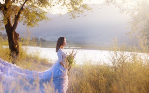 春天户外一个人拍婚纱照图片