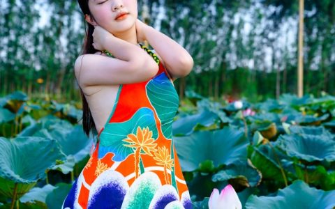 性感撩人荷塘美女人体艺术照摄影图片