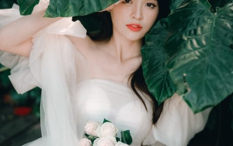 绿色自然外景婚纱照图片