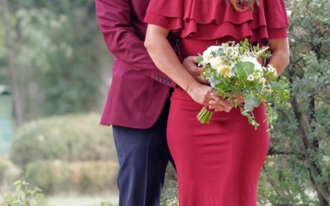 红色浪漫风格情侣婚纱摄影图片