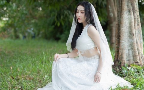 户外树林草地白色婚纱照摄影图片