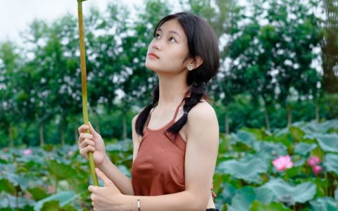 清纯肚兜美女人体写真艺术照图片