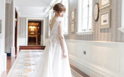 室内长廊亚洲美女白色婚纱写真摄影图片