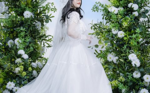 白色婚纱美女一个人婚纱摄影图片