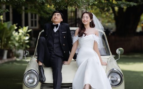 亚洲情侣汽车婚纱照写真摄影图片