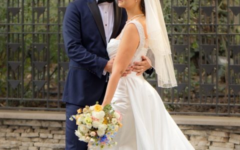 欧美新郎挽着新娘腰的婚纱照图片