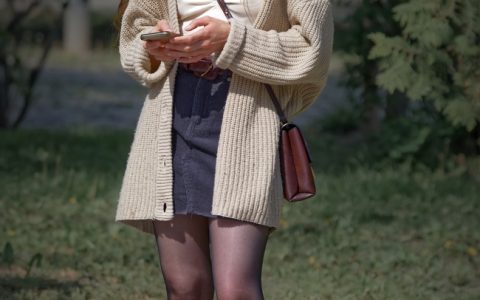 站在路边等人的丝袜美女图片